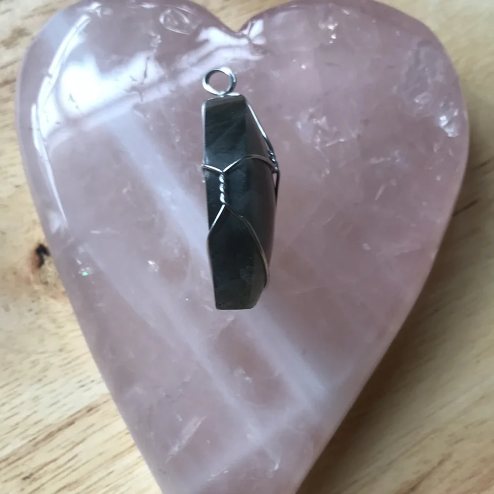 “Sunset”Labradorite leaf pendant - Picture 5 of 8